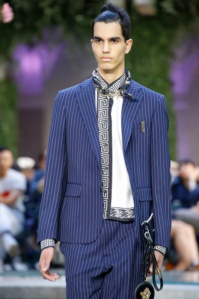 Look 15